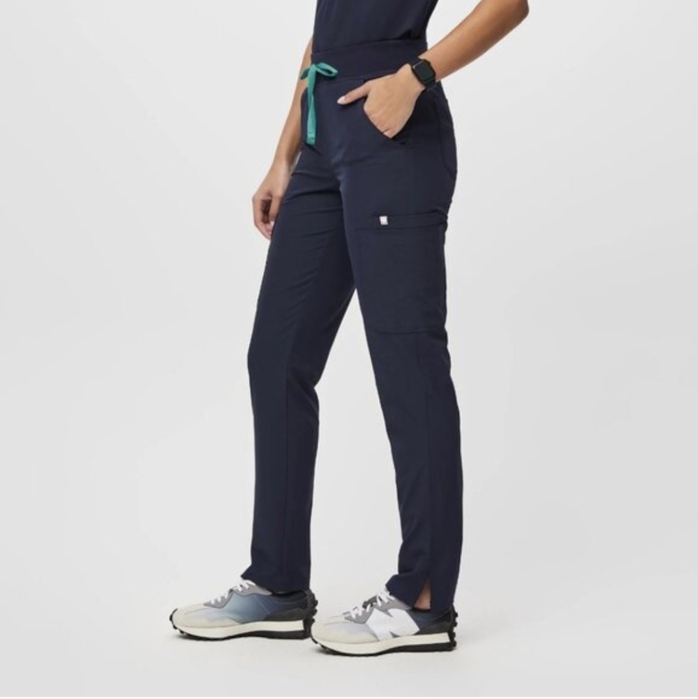 Figs Set of Navy Yola FreeX Lined Scrub Pants & Catarina FreeX Top - Picture 2 of 16